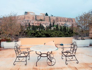 «Aksam»: «Η Ελλάδα πουλάει σπίτια κάτω από την Ακρόπολη σε πραξικοπηματίες»